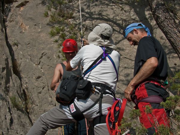 FOTO 15: BURRERO Y MANOLO SUPERVISAN EL COMIENZO DE ESCALADA DE JOSÉ DÍAZ
