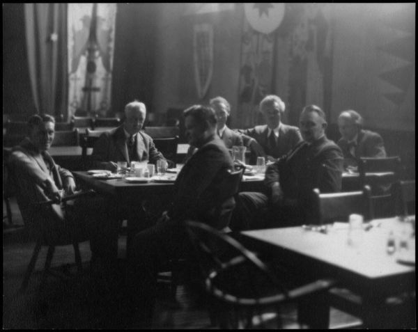 Group at the Arts and Letters Club, Toronto / Un groupe à l’Arts and Letters Club de Toronto