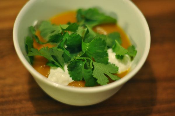 Græskarsuppe med yoghurt og koriander