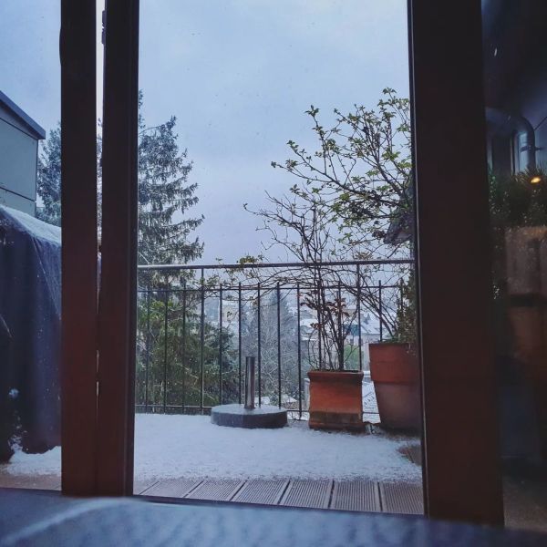 .... #Schnee in #Lahr??! Der Martin meinte letzte Woche so: 'Ich durchbreche meine Quarantäne einfach, indem ich in mein