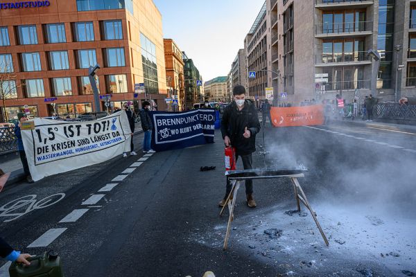 Extinction Rebellion zündet Weltkugel an, um auf IPCC-Bericht hinzuweisen. Hier die Löscharbeiten nach der Aktion