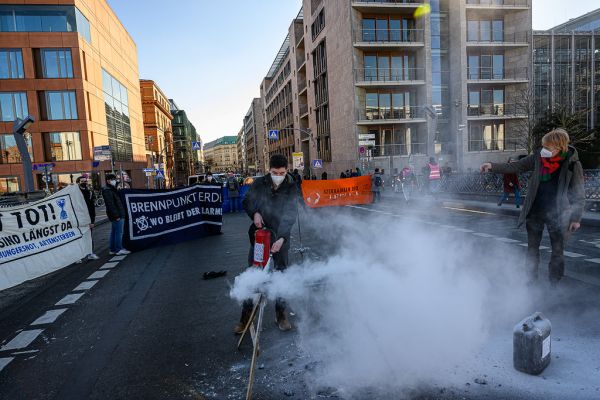Extinction Rebellion zündet Weltkugel an, um auf IPCC-Bericht hinzuweisen. Hier die Löscharbeiten nach der Aktion