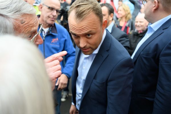 Sebastian Czaja (FDP) spricht mit Tegel-Gegnern