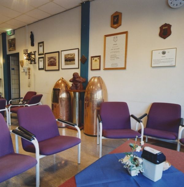 De bar met tegen de muur twee torpedo's met in het midden het zogenaamde EOD'ertje. Dit beeldje (gebaseerd op een Duitse