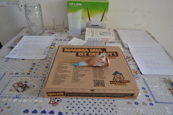 Pizza im Karton und Eis vom Lieferdienst März 2016 (120FAITH_4169)