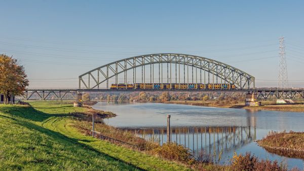 Arnhem-Zuid brug NSR 1763-DD-AR 7310 als IC Den Helder-Nijmegen