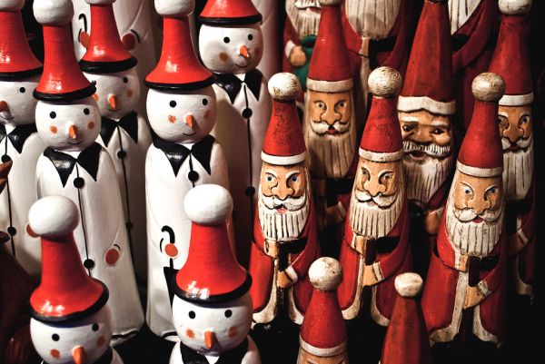 Holz Schneemann und der Weihnachtsmann Christkindlmarkt, Leeds, Großbritannien.