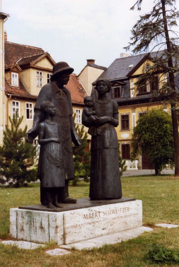 Albert Schweitzer Denkmal, Weimar DDR. Aug 1989