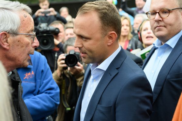 Sebastian Czaja (FDP) spricht mit Tegel-Gegnern