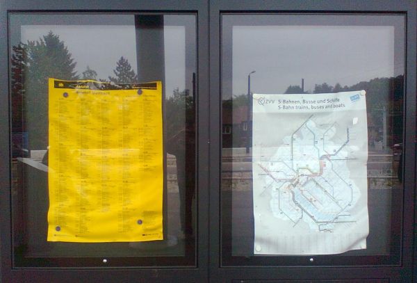 Wo Plakate und Fahrpläne rumhängen