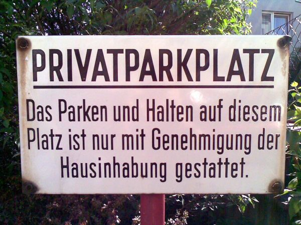 nur mit Genehmigung der Hausinhabung