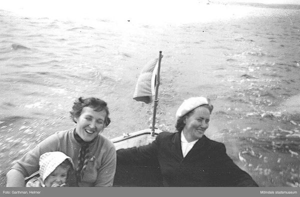 Anni Persson med sonen Tor-Leif och Astrid Garthman ute med familjen Perssons båt. Näset, 1950-tal.