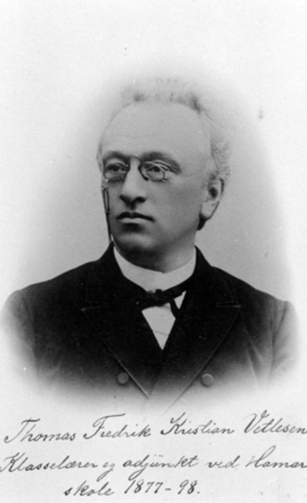 THOMAS FREDRIK KRISTIAN VETLESEN. KLASSELÆRER OG ADJUNKT PÅ HAMAR KATEDRALSKOLE 1877-1898