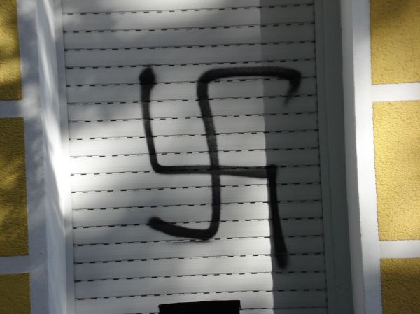 Hakenkreuz auf DKP-Bür in Dortmund