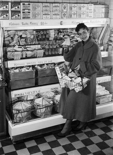 Tetra Pak® - Housewife at the dairy counter in a Swedish shop
