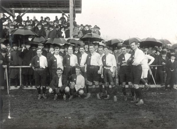 Die Schweizer Nationalmannschaft beim Spiel gegen Deutschland auf dem Landhof 1908 (Bild: Sportmuseum Schweiz)