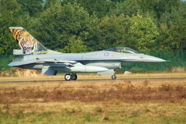 671 is an F-16AM from the Norwegian Air Force's 338 Skv.
