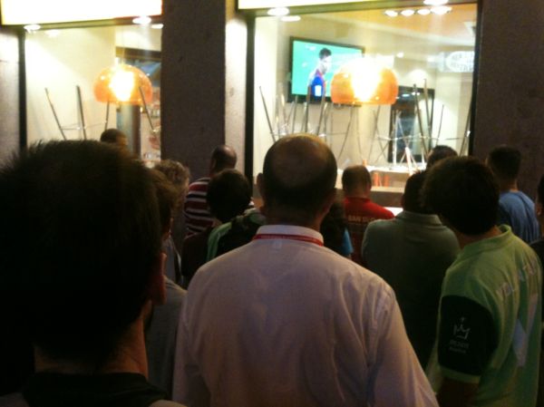 FOTO: La última imagen q me llevo hoy quizás explica un poco todo. El personal atontado con el fútbol #17A