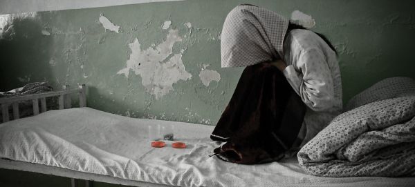 Female opium addict hides her face - Mazar-i-Sharif detox centre