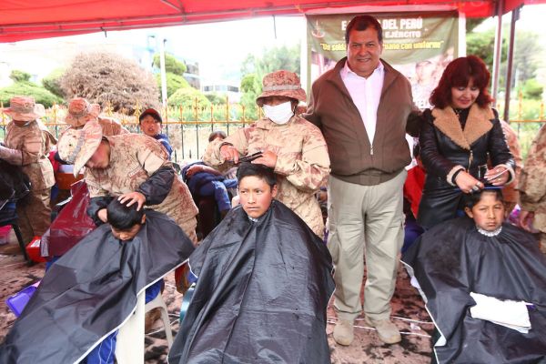MINISTRO NIETO LLEVÓ AYUDA A ARAPA PUNO