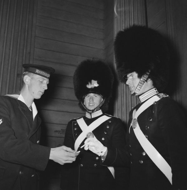 Smaldeel 1, met de bevelhebber der Zeestrijdkrachten (BDZ) vice admiraal H.H.L. Pröpper (1906-1995) a/b van het vlaggens