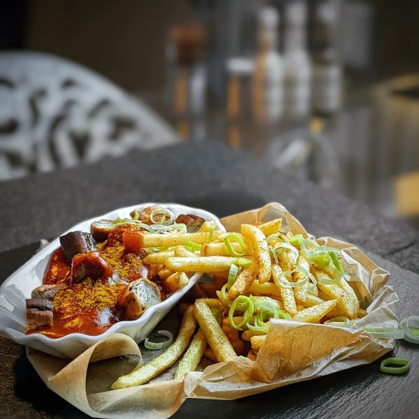 macht #Germanfood: (vegetarische) #Currywurst mit Fritzen! Hatte noch ein Glas Currywurst-Soße im Schrank Rum stehen, da