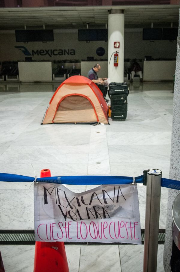 Mexicana de aviación: 'O nos pagan o nos sacan muertos de aquí'