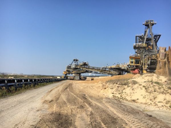 Schaufelradbagger 1571 im Tagebau Reichwalde, im Hintergrund Kraftwerk Boxberg und F60 (links)