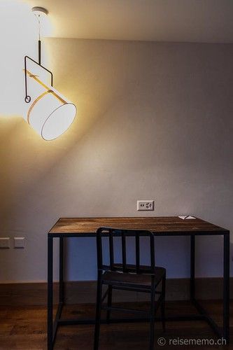 Schreibtisch im Hotelzimmer Wispile