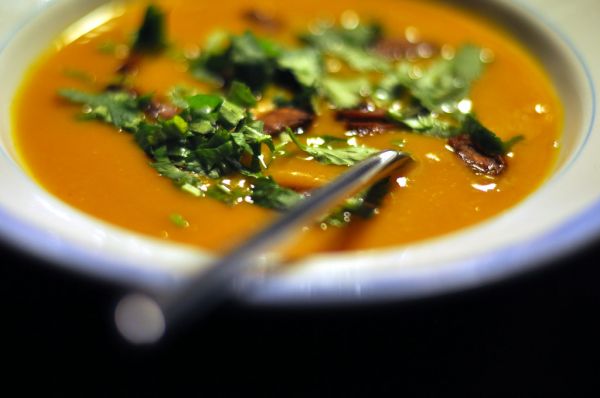 Græskarsuppe med koriander og ristet chorizo