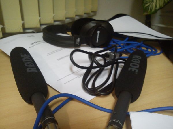 mikrofon aufnahme skript hörspiel schrift architekt kabel kopfhörer tisch aufnahme studio radio akustisch akustik hören