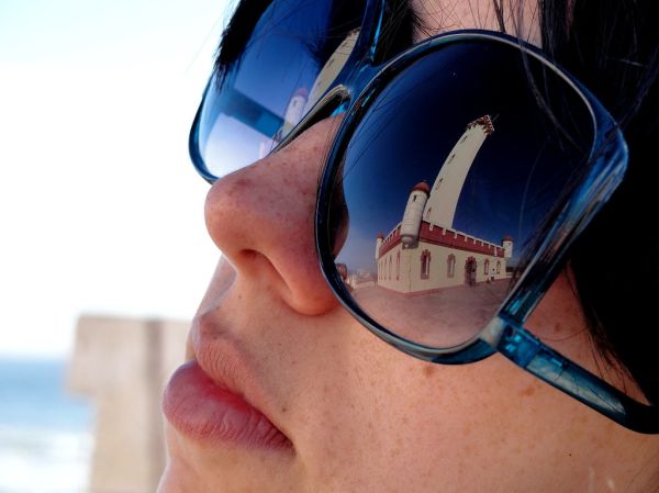Bubi mirando el faro de La Serena
