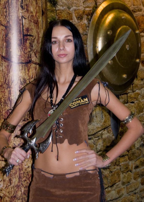 Age of Conan girl on Igromir 2008