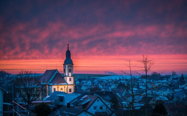 St.Remigius im Abendrot in der Vorweihnachtszeit