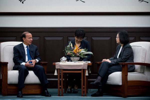 07.31 總統接見薩爾瓦多共和國公共工程部長馬丁尼茲伉儷，表示政府將繼續跟薩爾瓦多一起努力，鼓勵企業界善用臺薩自由貿易協定（FTA）利基，開拓兩國經貿投資合作的新契機