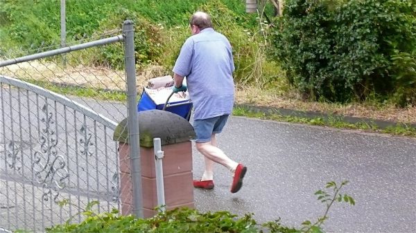 Der Papst, Zeitungen austragend