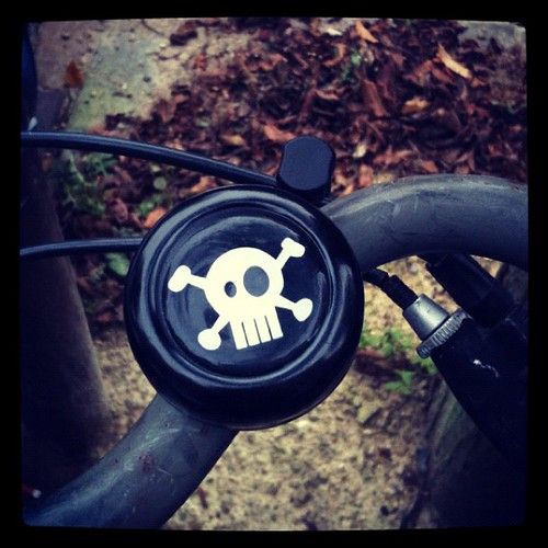 Fiets alweer vernield. :( Hopelijk schrikt mijn nieuwe bel de vandalen af!